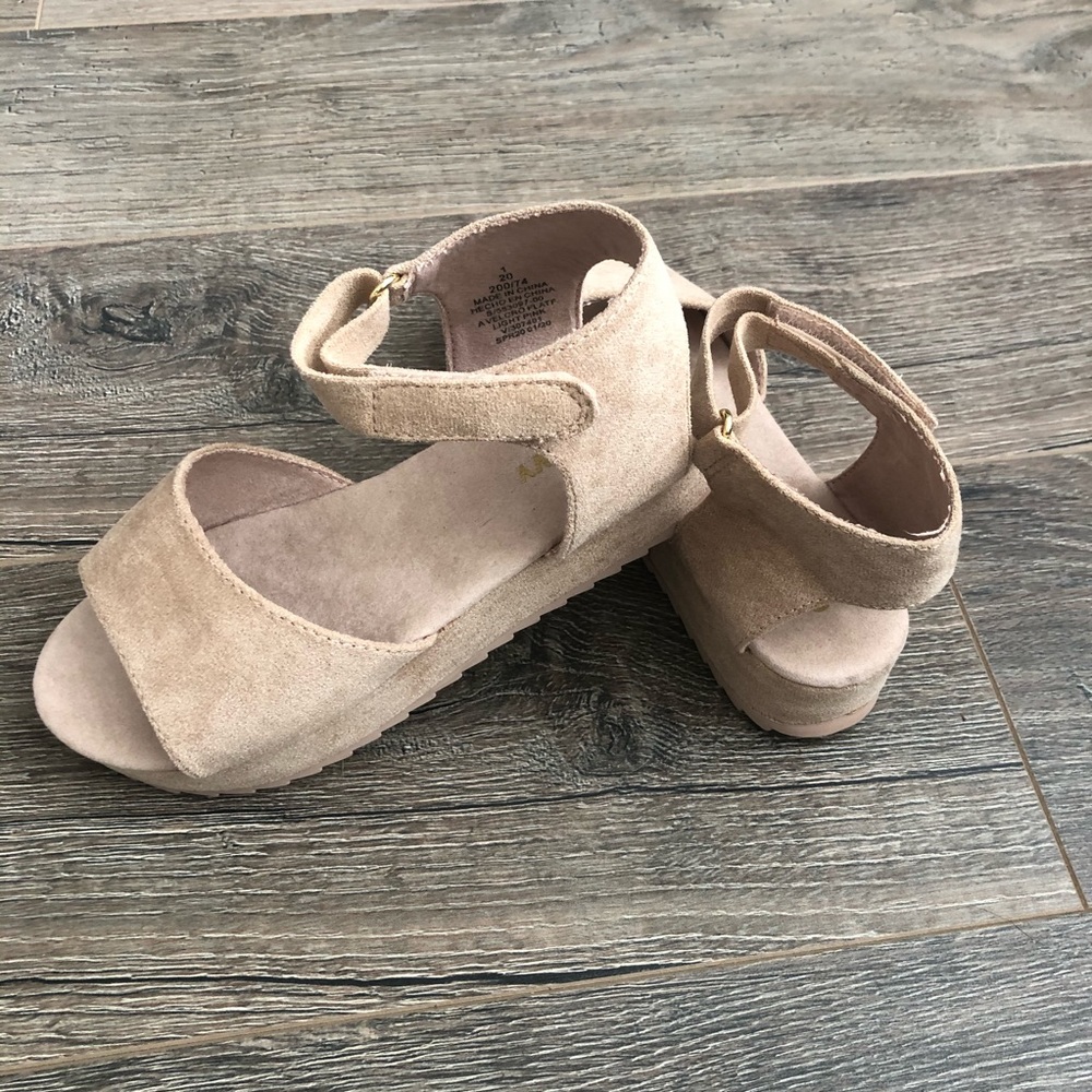 NWOT Girls Suede Platform Sandals
